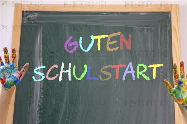 Symbolic image of the start of school: A blackboard reads GUTEN SCHULSTART (Composing)