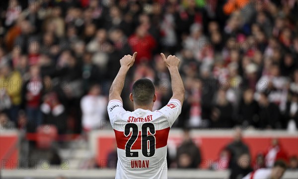 Deniz Undav VfB Stuttgart (26) Goal celebration, thumbs up, towards fans, spectators, from behind, MHPArena, MHP Arena Stuttgart, Baden-Württemberg, Germany, Europe