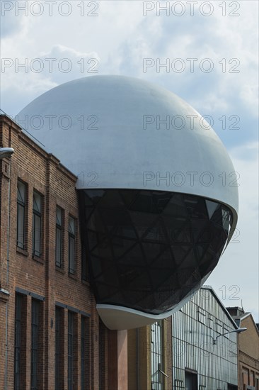 The Oscar Niemeyer Sphere was completed at the end of June 2020 as a factory canteen on the site of the Leipzig Kirow Werke and inaugurated on 03.07.2020. The Sphere was designed by Oscar Niemeyer in 2011