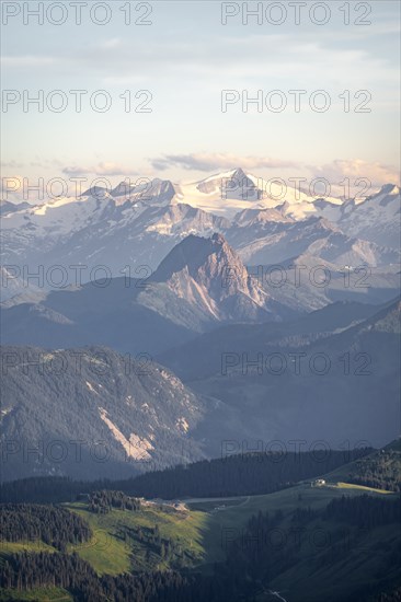 Evening atmosphere, view of GroÃŸvenediger and Venediger group in the Hohe Tauern, in front GroÃŸer Rettenstein, dramatic mountain landscape, view from Scheffauer, Tyrol, Austria, Europe