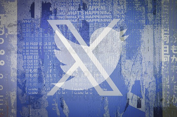 Symbolfoto, Illustration: Das neue X Logo von Twitter auf der Startseite des Anbieters und das alte Logo, der Twitter Vogel, sind durch Doppelbelichtung auf einem Bildschirm abgebildet. Berlin, 25.07.2023