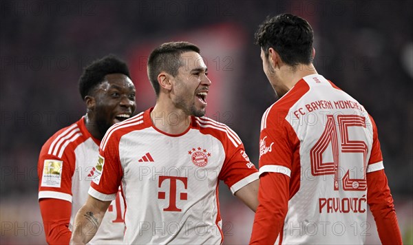 Goal celebration, cheering, Raphael Guerreiro FC Bayern Munich FCB (22) Alphonso Davies Bayern FC Munich FCB (19) Aleksandar Pavlovic FC Bayern Mnchen FCB (45) Allianz Arena, Munich, Bavaria, Germany, Europe