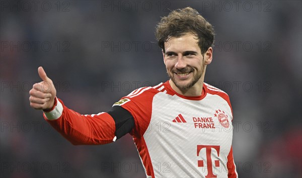 Leon Goretzka FC Bayern Munich FCB (08) Gesture, gesture, thumbs up, Allianz Arena, Munich, Bayern, Germany, Europe