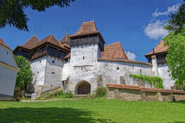 The fortified church of Deutsch-Weisskirch, also known as Viscri, in Transylvania. The church is a Protestant fortified church that was built with a wall like a fortress and embrasures for defence purposes. Together with the neighbouring village of Viscri, it is a UNESCO World Heritage Site. Deutsch-WeiÃŸkirch, Brasov County, Transylvania, Transylvania, Romania, South-East Europe, Europe