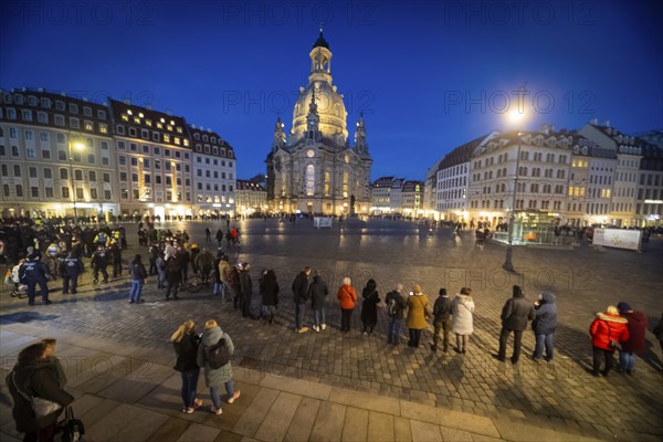 On 13 and 14 February 1945, Dresden was heavily destroyed in three Allied bombing raids. Every year, the people of Dresden commemorate this event in various events. A human chain, here on Neumarkt in front of the Church of Our Lady, was intended to send a signal against the war