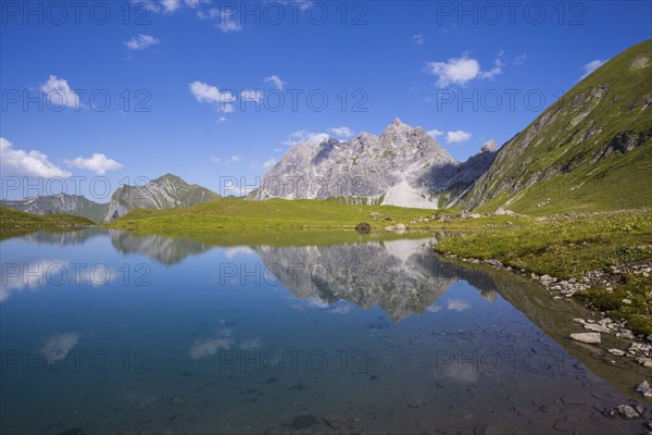 Eissee, Oytal, behind it GroÃŸer Wilder, 2379m, Hochvogel- and Rosszahngruppe, AllgÃ¤u Alps, AllgÃ¤u, Bavaria, Germany, Europe