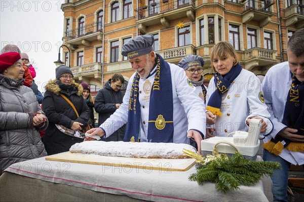 The Elbhangfest Christmas market on Körnerplatz is still an insider's tip in Dresden's Christmas landscape. The Christmas market was opened with the cutting of the stollen by master baker Wippler