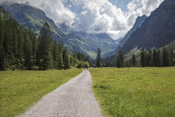 Hiker in the Oytal, near Oberstdorf, AllgÃ¤u Alps, OberallgÃ¤u, AllgÃ¤u, Bavaria, Germany, Europe