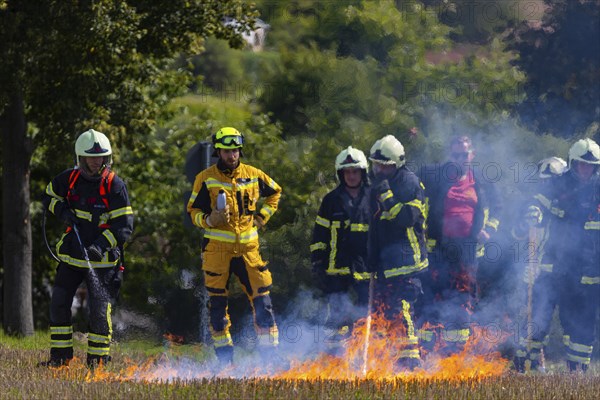 During controlled field fires, the firefighters were able to test various extinguishing methods, from the swatter to the jet pipe