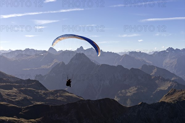 Paragliders on the Nebelhorn, behind mountains of the AllgÃ¤u Alps, Oberstdorf, OberallgÃ¤u, Bavaria, Germany, Europe