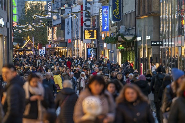 Pre-Christmas time in Dortmund, pedestrian zone, shopping street Westenhellweg, many people go shopping, North Rhine-Westphalia, Germany, Europe