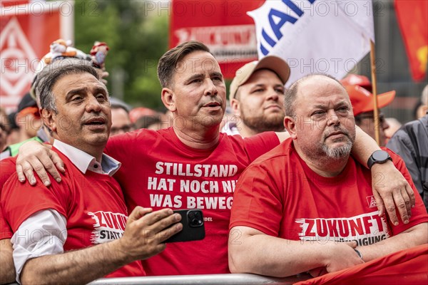 Demonstration by many thousands of steelworkers in front of the ThyssenKrupp headquarters in Essen against massive job cuts following the involvement of a foreign investor in the company, massive criticism of Group CEO Miguel Lopez, North Rhine-Westphalia, Germany, Europe