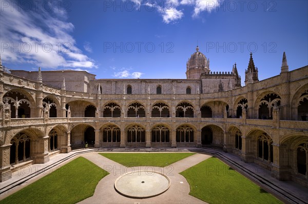 Cloister, inner courtyard, Hieronymite monastery Mosteiro dos Jeronimos, also known as Mosteiro de Belém, Belém, Lisbon, Portugal, Europe