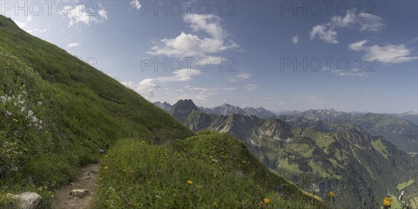 Laufbacher Eck-Weg, a panoramic high-altitude trail from the Nebelhorn into the Oytal, behind the Höfats, 2259m, AllgÃ¤u Alps, AllgÃ¤u, Bavaria, Germany, Europe