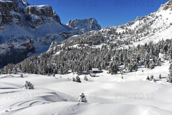 Winter landscape on the Gardena Pass, Passo Gardena, Dolomites, South Tyrol, Italy, Europe