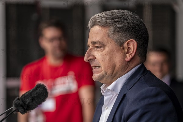 Demonstration of many thousands of steelworkers in front of the ThyssenKrupp headquarters in Essen, against massive job cuts, after the participation of a foreign investor in the company, massive criticism of CEO Miguel Lopez, here during his speech, North Rhine-Westphalia, Germany, Europe