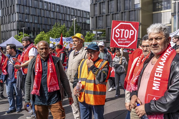 Demonstration by many thousands of steelworkers in front of the ThyssenKrupp headquarters in Essen against massive job cuts following the involvement of a foreign investor in the company, massive criticism of Group CEO Miguel Lopez, North Rhine-Westphalia, Germany, Europe