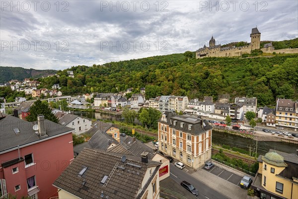 The town of Altena in the Sauerland, MÃ¤rkischer Kreis, Altena Castle, the first German youth hostel, on the River Lenne, North Rhine-Westphalia, Germany, Europe