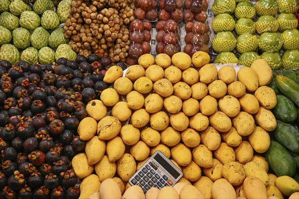 Mangosteen and mango fruit display shelf