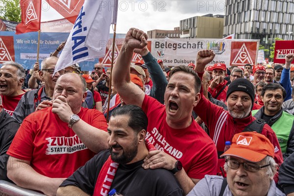 Demonstration by many thousands of steelworkers in front of the ThyssenKrupp headquarters in Essen against massive job cuts following the involvement of a foreign investor in the company, massive criticism of Group CEO Miguel Lopez, North Rhine-Westphalia, Germany, Europe