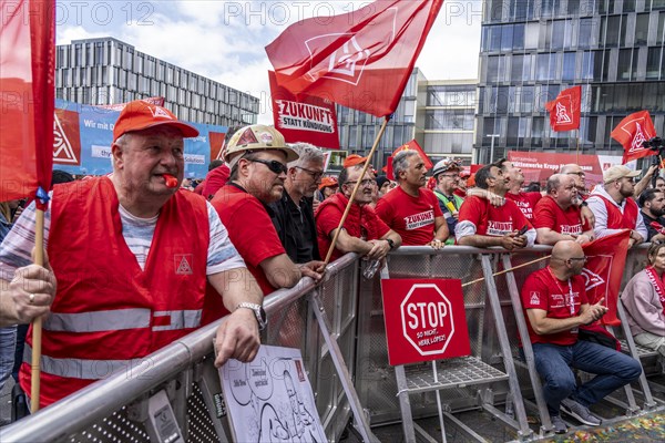 Demonstration by many thousands of steelworkers in front of the ThyssenKrupp headquarters in Essen against massive job cuts following the involvement of a foreign investor in the company, massive criticism of Group CEO Miguel Lopez, North Rhine-Westphalia, Germany, Europe