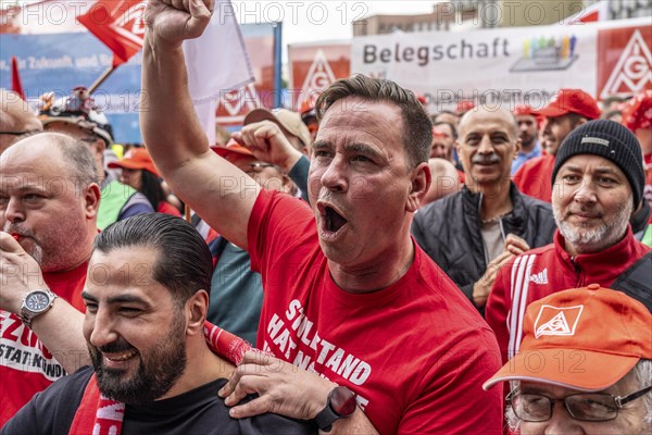 Demonstration by many thousands of steelworkers in front of the ThyssenKrupp headquarters in Essen against massive job cuts following the involvement of a foreign investor in the company, massive criticism of Group CEO Miguel Lopez, North Rhine-Westphalia, Germany, Europe