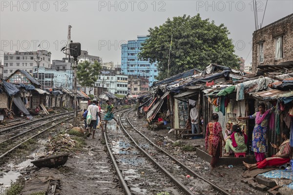 Residents of informal dwellings in Tejgaon, informal settlement built close to a railway line, Tejgaon Slum, Area, Dhaka, Bangladesh, Asia