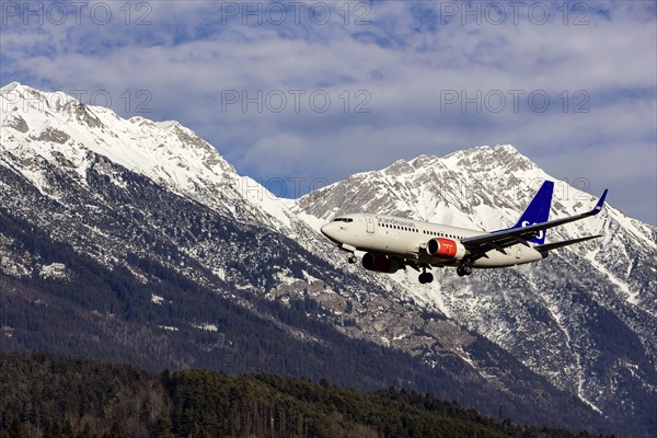 SAS Scandinavian Airlines aircraft, Boeing 737-800, approaching Innsbruck Kranebitten Airport, snow-covered mountains of the Alps, Innsbruck, Tyrol, Austria, Europe