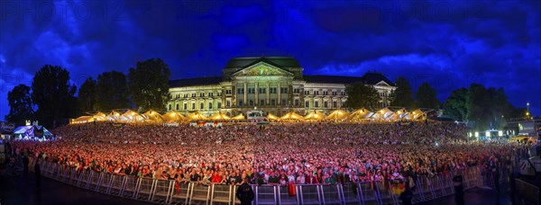 DEU Sachsen Dresden Public Viewing in Dresden Public Viewing on the banks of the Elbe in Dresden on the grounds of the Filmnächte am Elbufer, where thousands of fans cheer for their team as the matches from Brazil are broadcast on the big screen