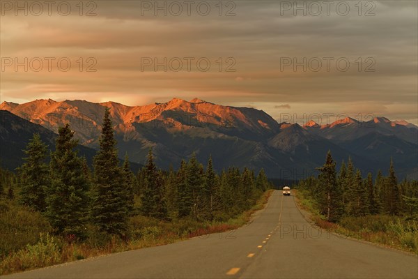 Road in Denali National Park, the first 24 kilometres are paved, Alaska, USA, North America