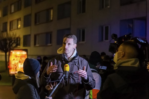 Corona deniers wanted to organise a demonstration in Dresden, which was banned by the city of Dresden. However, up to 500 people ignored this. Units of the Saxon riot police and Berlin police stopped them. A total of 780 police officers were deployed. Lateral thinking head Marcus Fuchs from Bautzen gives an interview