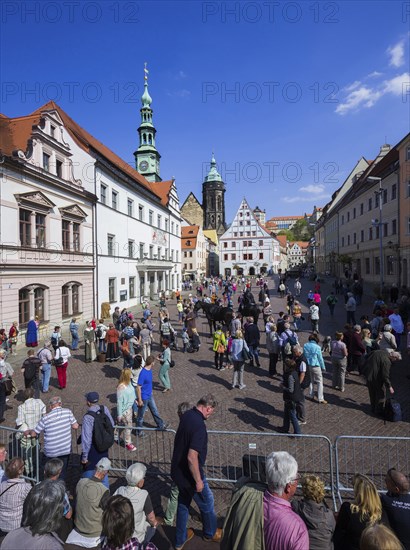 DEU Sachsen Pirna This year's Living Canaletto Picture was re-enacted on Friday, 24 April 2015, 3 p.m. for approx. 2 times 5 minutes with approx. 50 amateur actors from the association Theophilius Jacobäer, Der Retter e.V. based on the picture originally painted in 1752 53 by Bernardo Bellotto, called Canaletto