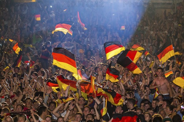 DEU Sachsen Dresden Public Viewing in Dresden Public Viewing on the banks of the Elbe in Dresden on the grounds of the Filmnächte am Elbufer, when the matches from Brazil are broadcast on the big screen, thousands of fans cheer for their team and experience the victory of the DFB Elf