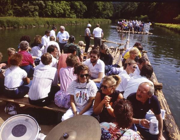 DEU, Germany: The historical slides from the 80-90s, raft trip on the Isar with doctors.80s MR yes Pharmawewrbung