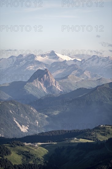 Evening atmosphere, view of Grossvenediger and Venediger group in the Hohe Tauern, in front Grosser Rettenstein, dramatic mountain landscape, view from Scheffauer, Tyrol, Austria, Europe