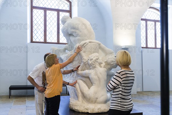 DEU Saxony Dresden Blind guests at the Albertinum Blind and visually impaired visitors feel the art