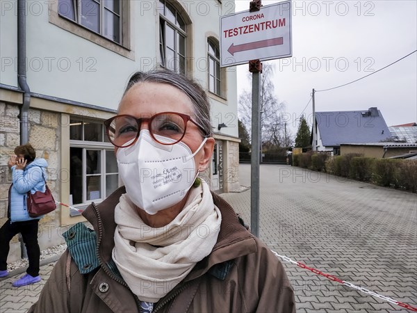 Numerous citizens of the district of Sächsische Schweiz Osterzgebirge take advantage of the possibility of a free Corona rapid test in the community centre of Bannewitz in front of Easter