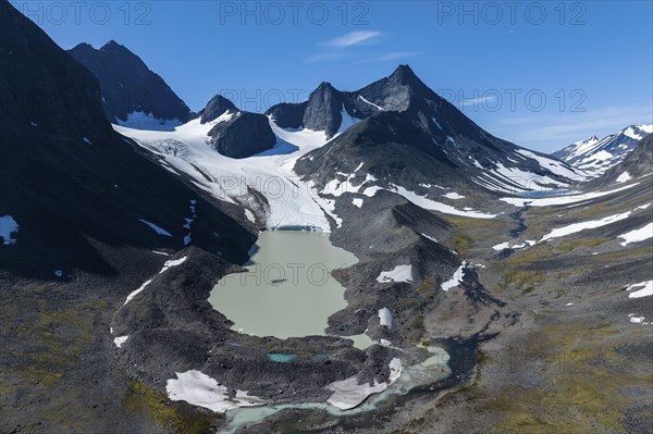 Kaskasavagge valley with Kaskapakte glacier and mountains, mountain Kaskasatjakka and Kuopertjakka, glacial lake with moraine, river Gaskkasjohka, Kebnekaise massif, Lapland, Sweden, Europe