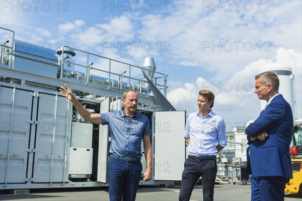 Nils Aldag, Managing Director, Chief Commercial Officer (CCO) at Sunfire GmbH and Carl Berninghausen, Chief Executive Officer (CEO) at Sunfire GmbH, explain to Martin Dulig Minister of State for Economic Affairs, Labour and Transport of the Free State of Saxony, about an aggregate for high-temperature electrolysis for hydrogen production