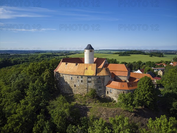 Schönfels Castle with the newly renovated keep (castle tower) . Schönfels Castle is a typical hilltop castle at 393 m above sea level in the Schönfels district of the municipality of Lichtentanne in the Saxon district of Zwickau. It was built on a spur of diabase rock in the 12th century as the centre of a medieval colonisation and feudal seat