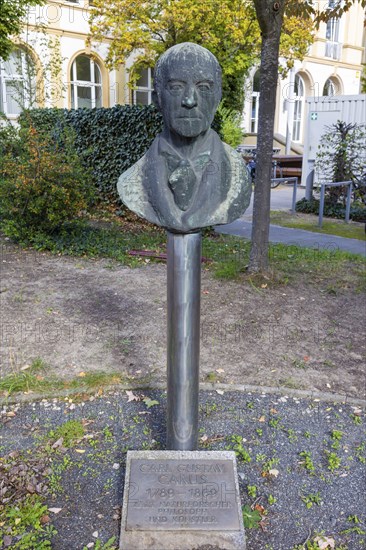 Main building of the Carl Gustav Carus Medical Faculty of the TU Dresden on the grounds of the University Hospital. With the bust of Carl Gustav Carus