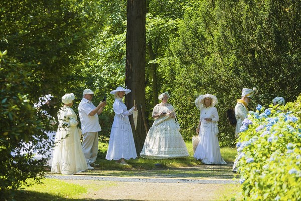 Picnic in white in the castle park of the baroque castle of Rammenau. On the idyllic meadow directly behind the castle with a view of the beautiful castle pond, the picnic places can be occupied. Take your picnic basket and blanket with you on a Sunday outing for the whole family. Garden fans and gourmets alike will get their money's worth!