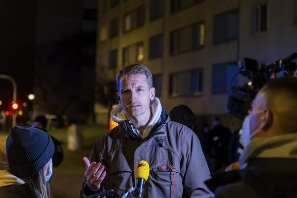 Corona deniers wanted to organise a demonstration in Dresden, which was banned by the city of Dresden. However, up to 500 people ignored this. Units of the Saxon riot police and Berlin police stopped them. A total of 780 police officers were deployed. Lateral thinking head Marcus Fuchs from Bautzen gives an interview