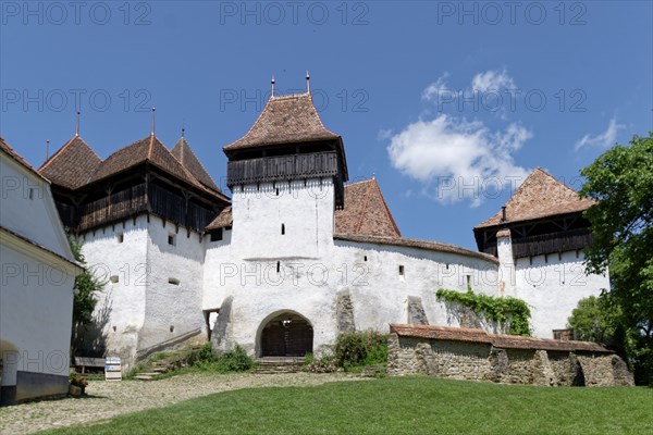 The Protestant Church Church Castle Deutsch-Weisskirch, Biserica Evanghelica C.A. Fortificata Viscri, in Transylvania. The church is a fortified church, built with a wall like a fortress and with embrasures for defensive purposes. It is a UNESCO World Heritage Site. Deutsch-Weisskirch, Brasov County, Transylvania, Romania, Southeast Europe, Europe