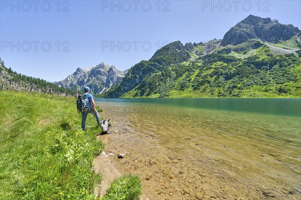 Hikers at Tappenkarsee, Raucheck and Wildkarhöhe, alpine pasture, mountain lake, Radstätter Tauern, landscape conservation area, Kleinarl, Pongau, Salzburg