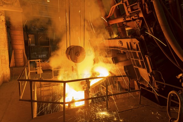 The Schmees foundry in Pirna, Germany, tapping into the preheated mould, Europe