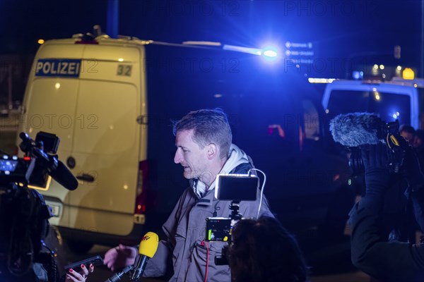 Corona deniers wanted to organise a demonstration in Dresden, which was banned by the city of Dresden. However, up to 500 people ignored this. Units of the Saxon riot police and Berlin police stopped them. A total of 780 police officers were deployed. Lateral thinking head Marcus Fuchs from Bautzen gives an interview