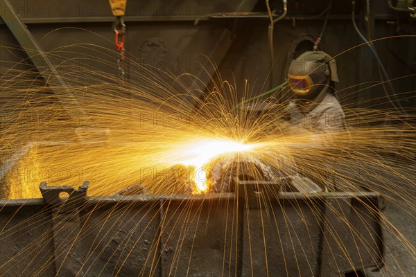 Schmees foundry in Pirna, plastering a casting blank