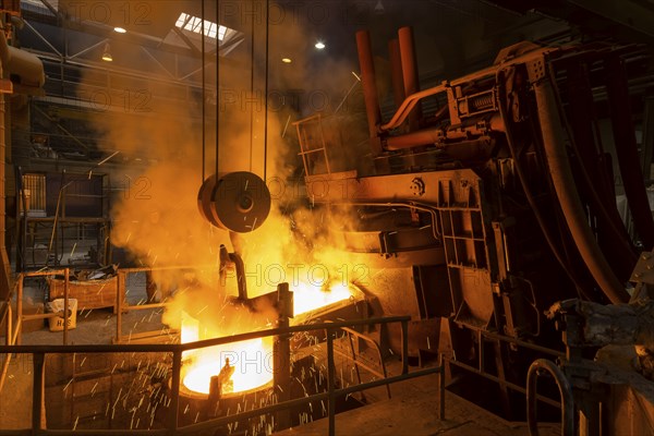 The Schmees foundry in Pirna, Germany, tapping into the heated mould, Europe