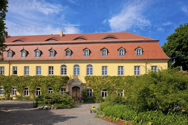 Heyda manor owned by the von Carlowitz family. Rental and direct marketing directly on the estate. In the 16th century, the manor belonged to the Marschall von Bieberstein, von Lüttichau, von Hartitzsch, Clauss, Rechenberg and Schreiber families, among others